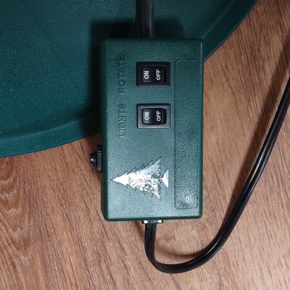 🎅 Rotating Christmas Tree stand with double light plug ins🎄🤶 - Picture 3 of 9